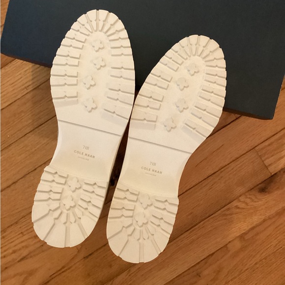 NWT COLE HAAN WATERPROOF SUEDE BOOTIE - Picture 9 of 16